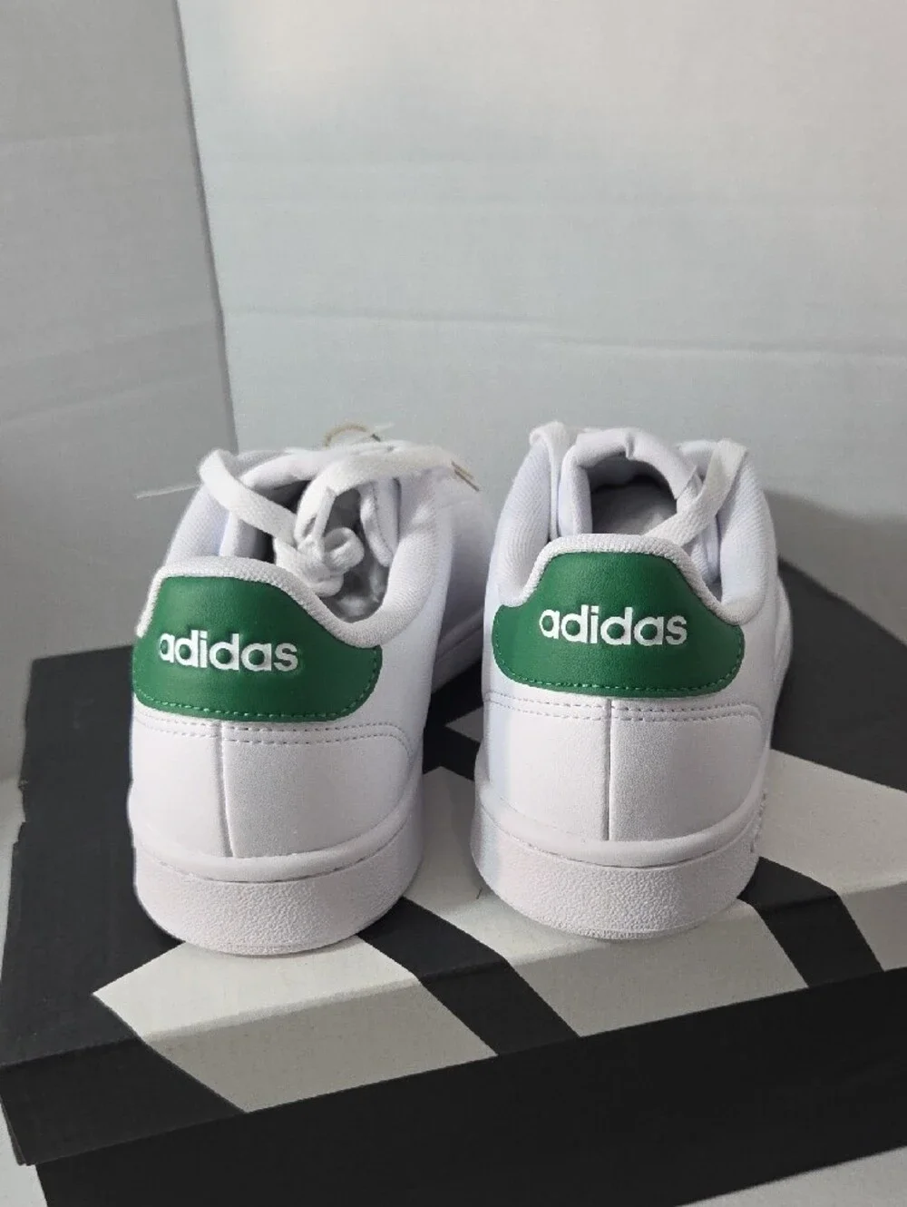 adidas Sz 7 Mens White Sneakers with Green Heel Tab
